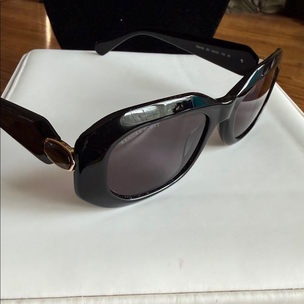 🕶️KendraScottNewStyleSunglassesRectangularModernFaceted FrontGemstonesOnSidesNWT - Picture 3 of 10